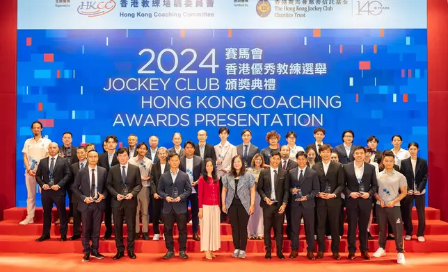 Coaches received Coaching Excellence Awards from Ms Eliza Chang Lai-shan (6th from right, 1st row) and Ms Candy Nip Kai-yan (4th from left, 1st row), Board of Directors of the HKSI.