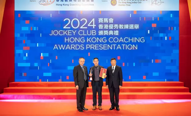Billiard sports coach Alan Wong (middle) received the Distinguished Services Award for Coaching from Mr Chew Fook-aun, Vice-Chairman of the HKSI (left), and Mr Edgar Yang Joe-tsi PDSM, Honorary Secretary General of the Sports Federation &amp; Olympic Committee of Hong Kong, China (right).