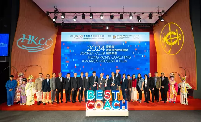 Mr Lau Chun, Raistlin JP, Under Secretary for Culture, Sports and Tourism (12th from left); Mr Robbie McRobbie, Executive Manager for Charities (Sports) of The Hong Kong Jockey Club (11th from right); Mr Edmond Hung Chor-ying, Chairman of the Hong Kong Coaching Committee (10th from right), with Mr Tang King-shing GBS PDSM, Chairman of the HKSI (11th from the left) and guests congratulated the recipients of the Coach of the Year Awards.