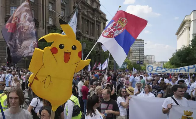 University students and people protest in front of the government building, six months after the deadly train station tragedy that sparked mass demonstrations against corruption, in Belgrade, Serbia, Thursday, May 1, 2025. (AP Photo/Darko Vojinovic)