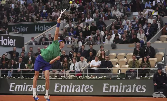 Italy's Jannik Sinner serves the ball to France's Arthur Rinderknech during their first round match of the French Tennis Open, at the Roland-Garros stadium, in Paris, Monday, May 26, 2025. (AP Photo/Lindsey Wasson)