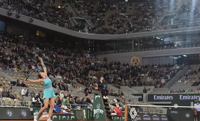 Aryna Sabalenka of Belarus serves against Russia's Kamilla Rakhimova during their first round match of the French Tennis Open at the Roland Garros stadium, in Paris, Sunday May 25, 2025. (AP Photo/Lindsey Wasson)