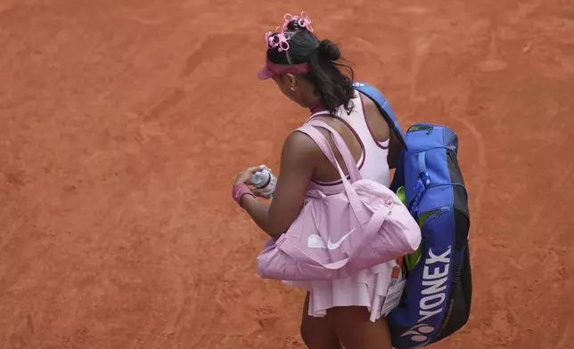 Japan's Naomi Osaka leaves after loosing to Spain's Paula Badosa during their first round match of the French Tennis Open, at the Roland-Garros stadium, in Paris, Monday, May 26, 2025. (AP Photo/Christophe Ena)