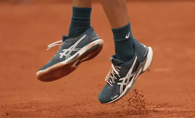 Australia's Alex De Minaur jumps as he plays Serbia's Laslo Djere during their first round match of the French Tennis Open, at the Roland-Garros stadium, in Paris, Tuesday, May 27, 2025. (AP Photo/Aurelien Morissard)