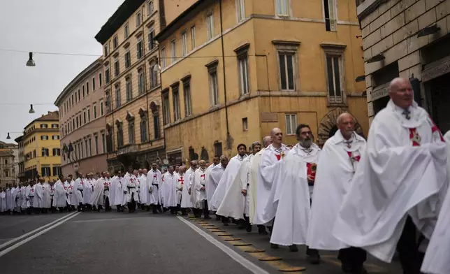 Catholic Templari Oggi or "Templars Today" association members parade along the city centre to arrive to St. Mary and the Martyrs Basilica, or Agrippa Pantheon, in Rome, Sunday, May 4, 2025. (AP Photo/Francisco Seco)