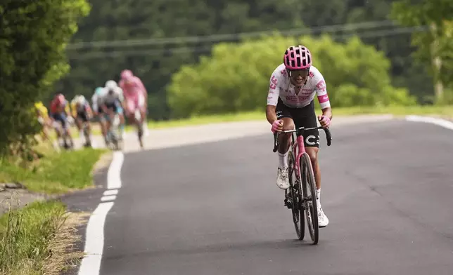 Ecuador's Richard Carapaz of Ef Education - Easypost Team competes during the stage 11 of the Giro d'Italia cycling race, 186 km from Viareggio to Castelnovo ne' Monti, Italy, Wednesday, May 21, 2025. (Marco Alpozzi/LaPresse via AP)