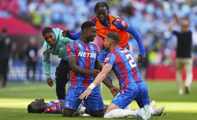 Crystal Palace players celebrate after winning the English FA Cup final soccer match between Crystal Palace and Manchester City at Wembley stadium in London, Saturday, May 17, 2025. (AP Photo/Kirsty Wigglesworth)