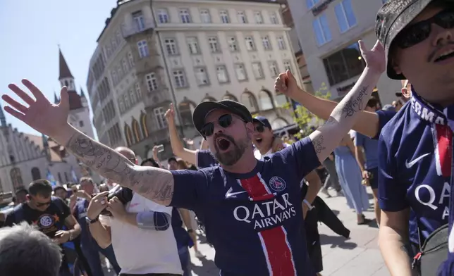 Paris Saint-Germain fans cheers at the Marienplatz in the city center ahead of the Champions League final soccer match between Paris Saint-Germain and Inter Milan in Munich, Germany, Saturday, May 31, 2025. (AP Photo/Markus Schreiber)