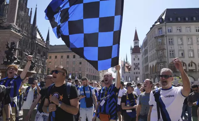 Inter Milan fans cheers at the Marienplatz in the city center ahead of the Champions League final soccer match between Paris Saint-Germain and Inter Milan in Munich, Germany, Saturday, May 31, 2025. (AP Photo/Markus Schreiber)