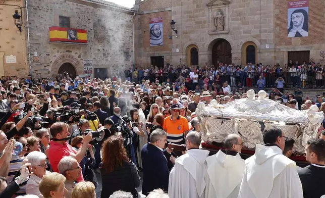 Religious carry in procession the silver casket containing the remains of Saint Teresa of Ávila, the Spanish saint, mystic, and 16th-century religious reformer, before her burial in Alba de Tormes, Salamanca, northwestern Spain, on Monday, May 26, 2025. (Manuel Ángel Laya/Europa Press via AP) **SPAIN OUT**