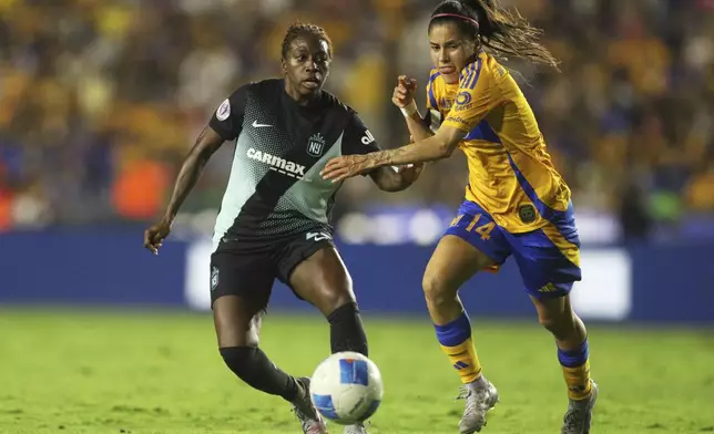U.S' NJ/NY Gotham FC Miranda Freeman, left, and Mexico's Tigres Lizbeth Ovalle fight for the ball during a CONCACAF Women Champions Cup final soccer match at University stadium in Monterrey, Mexico, Saturday, May 24, 2025. (AP Photo/Jorge Mendoza)