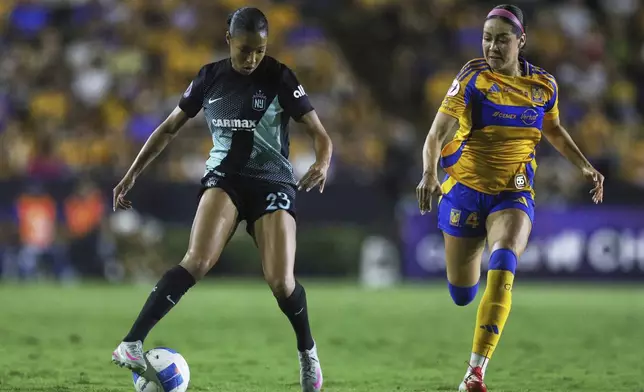 U.S' NJ/NY Gotham FC Margaret Williams-Purce, left, controls the ball chased by Mexico's Tigres Greta Espinoza during a CONCACAF Women Champions Cup final soccer match in Monterrey, Mexico, Saturday, May 24, 2025. (AP Photo/Jorge Mendoza)