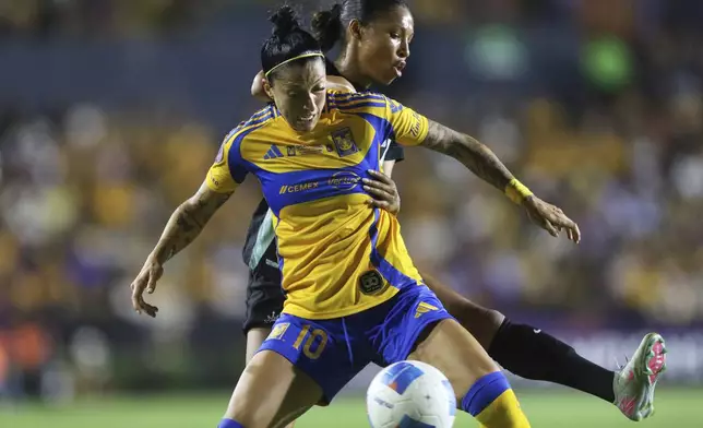 Mexico's Tigres Jennifer Hermoso, front, and U.S' NJ/NY Gotham FC Margaret Williams-Purce fight for the ball during a CONCACAF Women Champions Cup final soccer match at University stadium in Monterrey, Mexico, Saturday, May 24, 2025. (AP Photo/Jorge Mendoza)