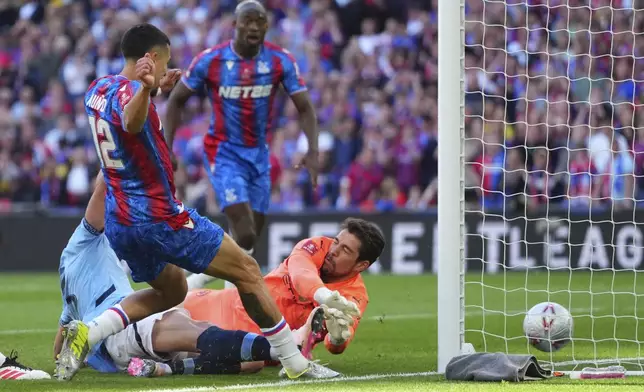 Crystal Palace's Daniel Munoz scores a goal that was later disallowed by a VAR decision during the English FA Cup final soccer match between Crystal Palace and Manchester City at Wembley stadium in London, Saturday, May 17, 2025. (AP Photo/Kirsty Wigglesworth)
