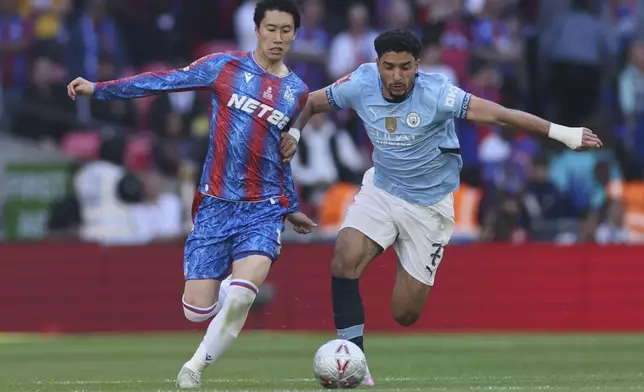 Crystal Palace's Daichi Kamada, left, and Manchester City's Omar Marmoush fight for the ball during the FA Cup final between Manchester City and Crystal Palace at the Wembley Stadium in London, Saturday, May 17, 2025. (AP Photo/Ian Walton)