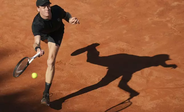 Italy's Jannik Sinner returns the ball to Netherlands' Jesper De Jong during their tennis match at the Italian Open at the Foro Italico, in Rome, Monday, May 12, 2025. (AP Photo/Alessandra Tarantino)