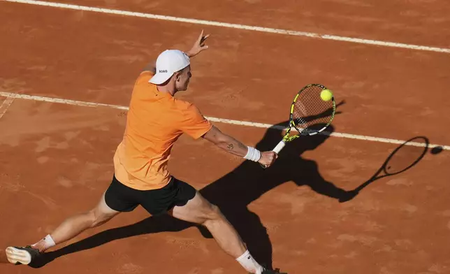 Netherlands' Jesper De Jong returns the ball to Italy's Jannik Sinner during their tennis match at the Italian Open at the Foro Italico, in Rome, Monday, May 12, 2025. (AP Photo/Alessandra Tarantino)