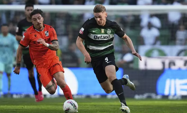 Sporting's Viktor Gyokeres, right, runs with the ball during the Portuguese league last round soccer match between Sporting CP and Vitoria SC at the Alvalade stadium in Lisbon, Saturday, May 17, 2025. (AP Photo/Ana Brigida)