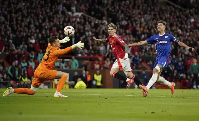 Manchester United's Alejandro Garnacho misses a chance to score in front of Athletic Bilbao's goalkeeper Julen Agirrezabala during the Europa League semifinal second leg soccer match between Manchester United and Athletic Bilbao in Manchester, Britain, Thursday, May 8, 2025. (AP Photo/Dave Thompson )