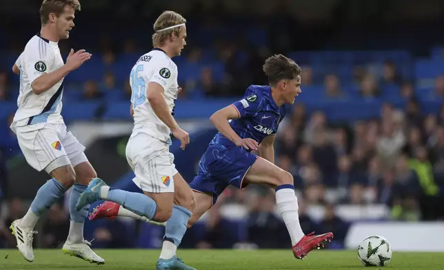 Chelsea's Reggie Walsh, right, duels for the ball with Djurgarden's Hampus Finndell, left, and Djurgarden's Tobias Gulliksen during the Europa Conference League semifinal second leg soccer match between Chelsea and Djurgarden, at Stamford Bridge stadium in London, Thursday, May 8, 2025. (AP Photo/Ian Walton)