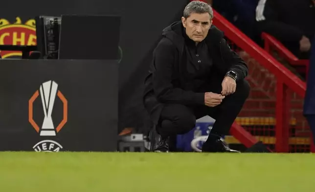 Athletic Bilbao's head coach Ernesto Valverde watches his team during the Europa League semifinal second leg soccer match between Manchester United and Athletic Bilbao in Manchester, Britain, Thursday, May 8, 2025. (AP Photo/Dave Thompson )