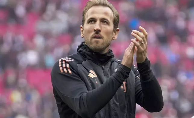 Bayern's Harry Kane applauds supporters at the end of the German Bundesliga soccer match between RB Leipzig and FC Bayern Munich at the Red Bull Arena in Leipzig, Germany, Saturday, May 3, 2025. (AP Photo/Ebrahim Noroozi)
