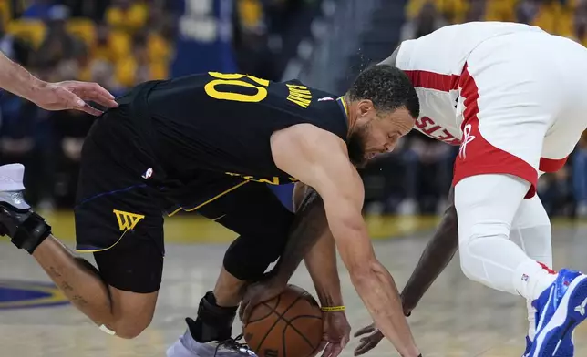 Golden State Warriors guard Stephen Curry (30) and Houston Rockets forward Tari Eason, right, compete for possession of the ball during the first half of Game 6 of an NBA basketball first-round playoff series Friday, May 2, 2025, in San Francisco. (AP Photo/Godofredo A. Vásquez)