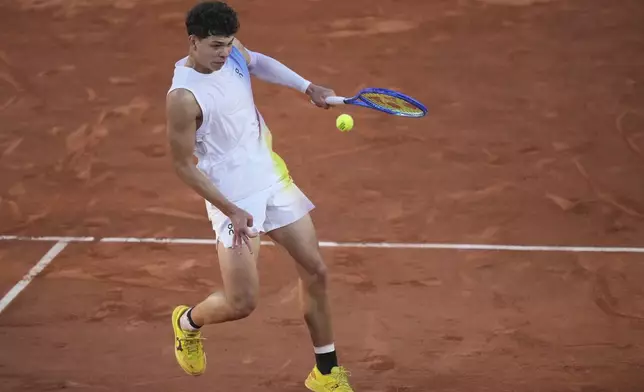 Ben Shelton of the U.S. returns the ball to Italy's Matteo Gigante during their third round match of the French Tennis Open, at the Roland-Garros stadium, in Paris, Friday, May 30, 2025. (AP Photo/Thibault Camus)