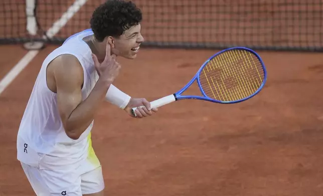 Ben Shelton of the U.S. celebrates winning against Italy's Matteo Gigante during their third round match of the French Tennis Open, at the Roland-Garros stadium, in Paris, Friday, May 30, 2025. (AP Photo/Thibault Camus)