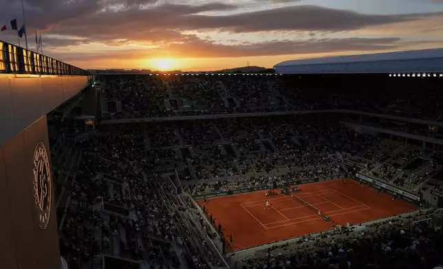 United States' Ben Shelton and Lorenzo Sonego of Italy play their first round match of the French Tennis Open, at the Roland-Garros stadium, in Paris, Sunday, May 25, 2025. (AP Photo/Thibault Camus)