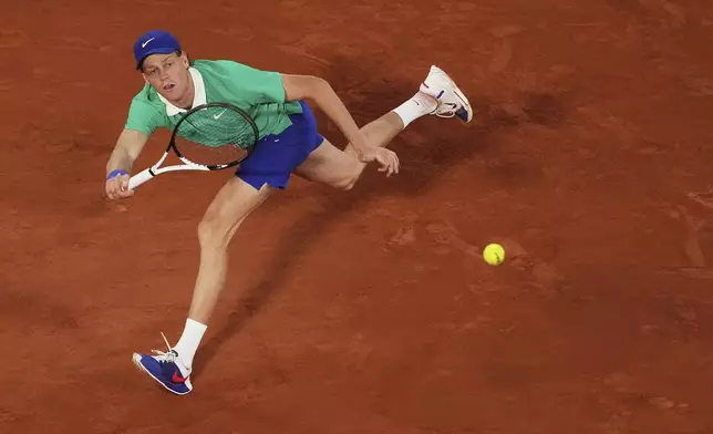 Italy's Jannik Sinner returns the ball against France's Arthur Rinderknech during a first-round match of the French Tennis Open at the Roland-Garros stadium in Paris, Monday, May 26, 2025. (AP Photo/Lindsey Wasson)