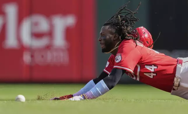 Cincinnati Reds' Elly De La Cruz steals second base in the fifth inning of a baseball game against the Chicago Cubs, Saturday, May 24, 2025, in Cincinnati. (AP Photo/Carolyn Kaster)