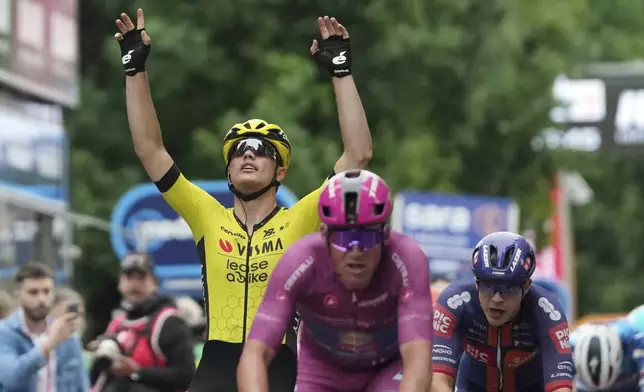 Netherlands' Olav Kooij crosses the finish line to win the 12th stage of the Giro d'Italia cycling race from Modena to Viadana (Oglio-Po), Italy, Thursday, May 22, 2025. (Gian Mattia D'Alberto/LaPresse via AP)