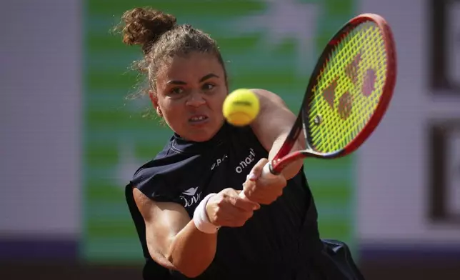 Jasmine Paolini of Italy returns the ball to Peyton Stearns of the United States during the semi-final tennis match at the Italian Open at the Foro Italico, in Rome, Thursday, May 15, 2025. (AP Photo/Alessandra Tarantino)