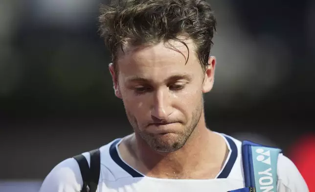 Norway's Casper Ruud leaves the court after playing Italy's Jannik Sinner, at the end of their quarterfinal tennis match at the Italian Open, at the Foro Italico, in Rome, Thursday, May 15, 2025. (AP Photo/Alessandra Tarantino)