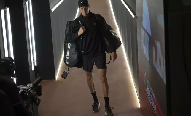 Italy's Jannik Sinner arrives for his quarterfinal tennis match against Norway's Casper Ruud, at the Italian Open, at the Foro Italico, in Rome, Thursday, May 15, 2025. (AP Photo/Alessandra Tarantino)