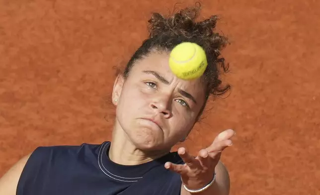 Jasmine Paolini of Italy serves the ball to Peyton Stearns of the United States during the semi-final tennis match at the Italian Open at the Foro Italico, in Rome, Thursday, May 15, 2025. (AP Photo/Alessandra Tarantino)