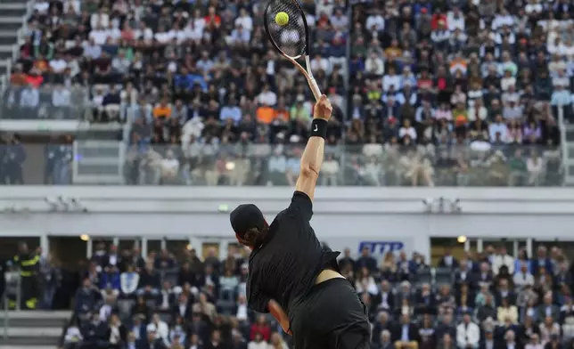 Italy's Jannik Sinner serves the ball to Norway's Casper Ruud, during their quarterfinal tennis match at the Italian Open, at the Foro Italico, in Rome, Thursday, May 15, 2025. (AP Photo/Alessandra Tarantino)