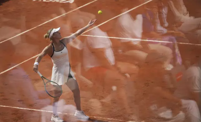 Peyton Stearns of the United States serves the ball to Jasmine Paolini of Italy during the semi-final tennis match at the Italian Open at the Foro Italico, in Rome, Thursday, May 15, 2025. (AP Photo/Alessandra Tarantino)