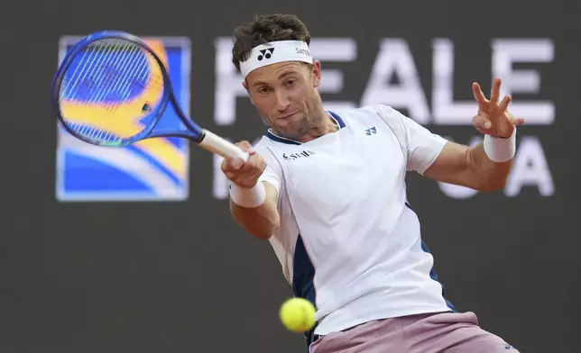 Norway's Casper Ruud returns the ball to Italy's Jannik Sinner during their quarterfinal tennis match at the Italian Open, at the Foro Italico, in Rome, Thursday, May 15, 2025. (Alfredo Falcone/LaPresse via AP)