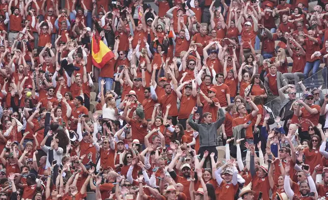 Fans pay their tribute to Rafa Nadal, during a farewell ceremony at center court Philippe-Chatrier, at the Roland-Garros stadium, in Paris, Sunday May 25, 2025. (AP Photo/Lindsey Wasson)