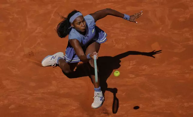 United States' Coco Gauff returns the ball against Iga Swiatek of Poland during the Madrid Open tennis tournament in Madrid, Spain, Thursday, May 1, 2025. (AP Photo/Manu Fernandez)