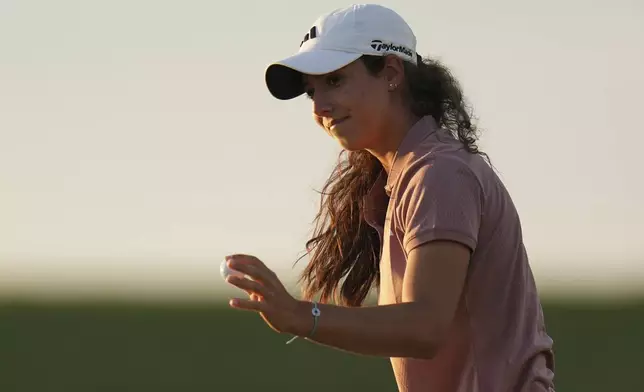 Julia Lopez Ramirez, of Spain, reacts after her putt on the ninth hole during the first round of the U.S. Women's Open golf tournament at Erin Hills Thursday, May 29, 2025, in Erin, Wis. (AP Photo/Jeff Roberson)