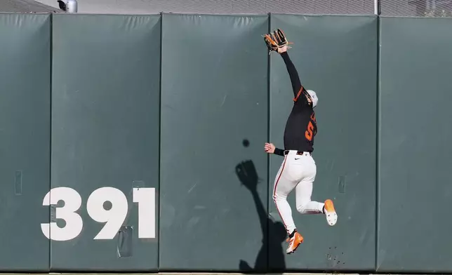 San Francisco Giants center fielder Jung Hoo Lee catches a fly ball hit by Athletics' Brent Rooker during the first inning of a baseball game Saturday, May 17, 2025, in San Francisco. (AP Photo/Godofredo A. Vásquez)