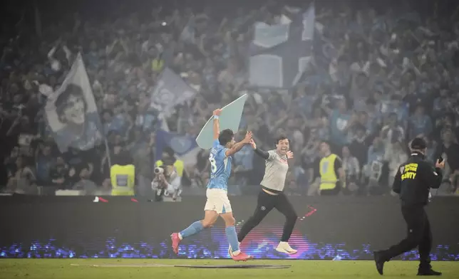 Players celebrate at the end of the Italian Serie A soccer match between Napoli and Cagliari at the Diego Maradona stadium in Naples, Italy, Friday, May 23, 2025. (AP Photo/Gregorio Borgia)