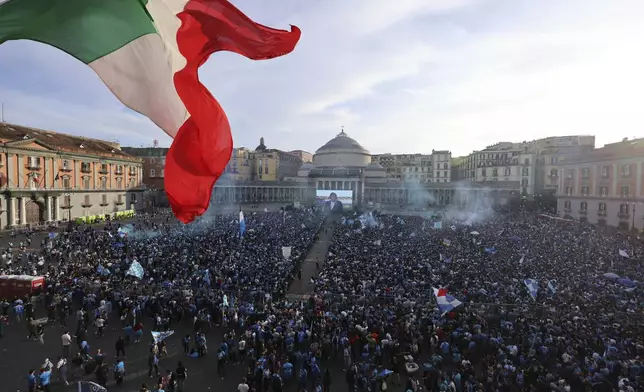 Napoli fans gather in Piazza Plebiscito before the decisive match for the Italian league soccer title between Napoli and Cagliari in Naples, Italy, Friday, May 23, 2025. (AP Photo/Salvatore Laporta)