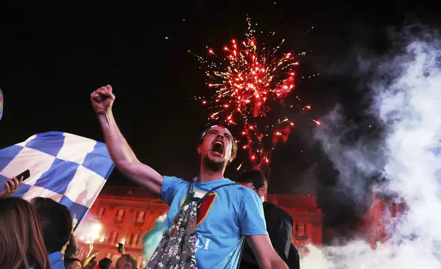Napoli's fans celebrate after winning the Italian league soccer title, in Naples, Italy, Friday, May 23, 2025. (AP Photo/Salvatore Laporta)