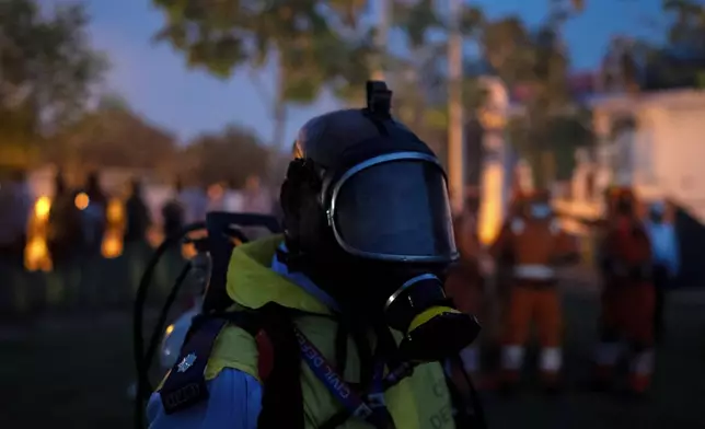 Officals take part in a drill to train civilians in case of attack in Prayagraj, India, Wednesday, May 7, 2025 amid rising fears of wider conflict following India's strikes in Pakistan. (AP Photo/Rajesh Kumar Singh)