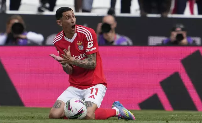 Benfica's Angel Di Maria protests to referee Joao Pinheiro during a Portuguese league soccer match between SL Benfica and Sporting CP at the Luz stadium in Lisbon, Saturday, May 10, 2025. (AP Photo/Armando Franca)