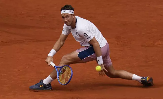 Casper Ruud of Norway returns the ball against Francisco Cerundolo from Argentina during men's semifinal at the Madrid Open tennis tournament in Madrid, Spain, Friday, May 2, 2025. (AP Photo/Manu Fernandez)